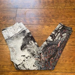 Size small. High waisted leggings.